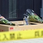 母娘の遺体が見つかった家屋の玄関口には花や線香が手向けられていた＝２８日午前１０時、たつの市新宮町段之上
