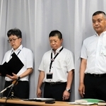 実験中の事故を受けて会見する姫路市教育委員会の幹部ら＝２９日午後、姫路市役所