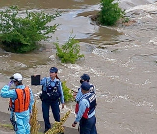 遺体が発見された現場付近に集まった警察官ら＝３日午前、たつの市御津町中島（住民提供）
