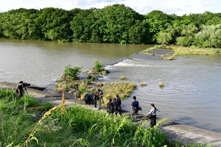 ３日午前に男性の遺体が見つかった中川。報道陣が詰めかけた＝３日午後５時８分、たつの市御津町中島