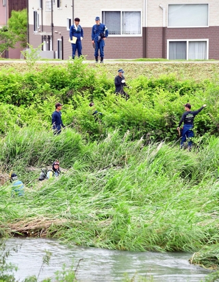母娘遺体発見現場付近の栗栖川を調べる捜査員＝４日午前１１時１９分、たつの市新宮町段之上