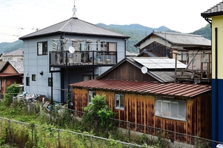 母娘の遺体が発見された家（左）と大山賢二容疑者の実家（右）＝４日午前、たつの市新宮町段之上