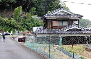女性が殺害された現場とみられる民家＝１２日午後６時１５分、たつの市新宮町角亀
