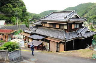 女性が殺害されたとみられる民家＝１２日午後６時８分、たつの市新宮町角亀