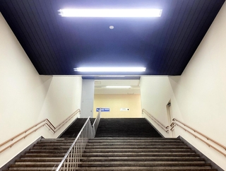 蛍光灯が落下したＪＲ姫路駅構内の階段。手前から２番目の照明のうち１本が落下した（ＪＲ西日本提供）