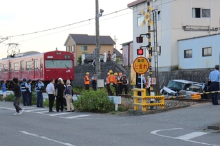 電車と衝突して大破したとみられる自動車＝福崎町山崎