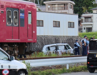 電車と衝突して破損した乗用車（中央奥）＝１８日午後６時２１分、兵庫県福崎町山崎