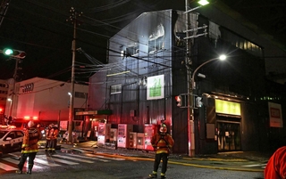 火災が発生し、消防の放水などで鎮火した「メモリアルホール脇の浜」の建物＝１８日午後１０時４分、神戸市中央区脇浜町２