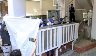 現場マンションの郵便受けを調べる捜査員ら＝２１日午前１１時５２分、神戸市中央区中山手通６