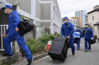 遺体が見つかった部屋の鑑識作業に入る捜査員ら＝２２日午後３時４１分、神戸市中央区中山手通６