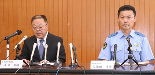 神戸市長田区で発生した拳銃発砲殺人事件の容疑者逮捕について記者発表を行う足立憲昭暴力団対策課長（左）＝２３日午後、神戸市長田区北町３、長田警察署