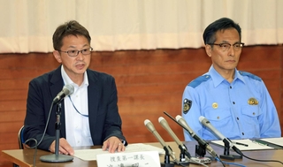 容疑者逮捕について説明する兵庫県警の渡辺昭二・捜査１課長（左）と中村信幸・生田署長＝２３日午後９時４１分、神戸市中央区中山手通２