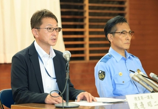 容疑者逮捕について説明する兵庫県警の渡辺昭二・捜査１課長（左）と中村信幸・生田署長＝２３日午後９時４２分、神戸市中央区中山手通２