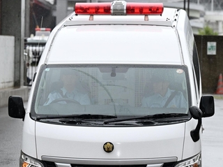 望月亜紀容疑者を乗せ、神戸地検へと向かう警察車両＝２５日午前９時２４分、神戸市中央区港島３