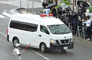 望月亜紀容疑者を乗せ、神戸地検へ向かう警察車両＝２５日午前９時２４分、神戸市中央区港島３