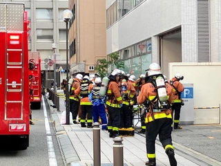 通報のあった現場で活動する消防隊員＝２９日午前８時９分、神戸市中央区東町