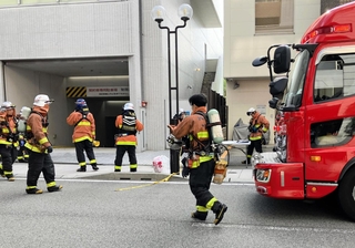 通報のあった現場で活動する消防隊員＝２９日午前８時８分、神戸市中央区東町