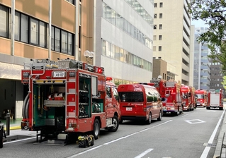 通報のあった現場に集まった消防車両＝２９日午前８時８分、神戸市中央区東町