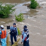 遺体が発見された現場付近に集まった警察官ら＝３日午前、たつの市御津町中島（住民提供）
