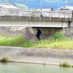 大山容疑者の遺留物が発見されたという段之上橋付近を確認する捜査員＝４日午前１１時６分、たつの市新宮町段之上