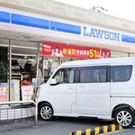 コンビニの入り口に突っ込んだ軽乗用車＝１２日午後、兵庫県加東市上久米