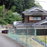 女性が殺害された現場とみられる民家＝１２日午後６時１５分、たつの市新宮町角亀