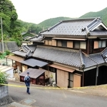 女性が殺害されたとみられる民家＝１２日午後６時８分、たつの市新宮町角亀