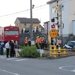 電車と衝突して大破したとみられる自動車＝福崎町山崎