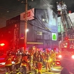 白煙を上げて燃える建物＝１８日午後９時３１分撮影、神戸市中央区脇浜町２