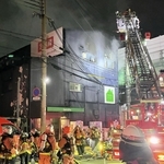 白煙を上げて燃える建物＝１８日午後９時３１分撮影、神戸市中央区脇浜町２