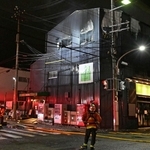 火災が発生し、消防の放水などで鎮火した「メモリアルホール脇の浜」の建物＝１８日午後１０時４分、神戸市中央区脇浜町２