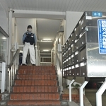 遺体が発見されたマンション＝20日午後９時48分、神戸市中央区中山手通６