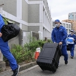 遺体が見つかった部屋の鑑識作業に入る捜査員ら＝２２日午後３時４１分、神戸市中央区中山手通６