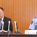神戸市長田区で発生した拳銃発砲殺人事件の容疑者逮捕について記者発表を行う足立憲昭暴力団対策課長（左）＝２３日午後、神戸市長田区北町３、長田警察署