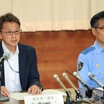 容疑者逮捕について説明する兵庫県警の渡辺昭二・捜査１課長（左）と中村信幸・生田署長＝２３日午後９時４１分、神戸市中央区中山手通２
