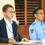 容疑者逮捕について説明する兵庫県警の渡辺昭二・捜査１課長（左）と中村信幸・生田署長＝２３日午後９時４２分、神戸市中央区中山手通２