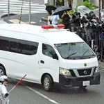望月亜紀容疑者を乗せ、神戸地検へ向かう警察車両＝２５日午前９時２４分、神戸市中央区港島３
