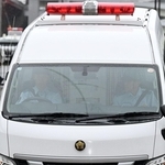 望月亜紀容疑者を乗せ、神戸地検へと向かう警察車両＝２５日午前９時２４分、神戸市中央区港島３