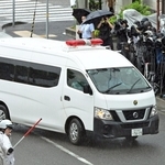 望月亜紀容疑者を乗せ、神戸地検へ向かう警察車両＝２５日午前９時２４分、神戸市中央区港島３