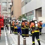 通報のあった現場で活動する消防隊員＝２９日午前８時９分、神戸市中央区東町