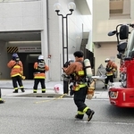 通報のあった現場で活動する消防隊員＝２９日午前８時８分、神戸市中央区東町
