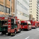 通報のあった現場に集まった消防車両＝２９日午前８時８分、神戸市中央区東町