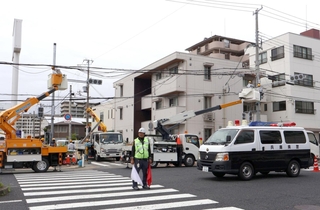 トレーラーが電柱に衝突し、周辺の信号機が消灯した現場。復旧作業中、交通規制が実施された＝７日午前１０時６分、神戸市兵庫区芦原通３