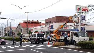 トレーラーが電柱に衝突し、周辺の信号機が消灯した現場。復旧作業中、交通規制が実施された＝７日午前１０時１９分、神戸市兵庫区芦原通３