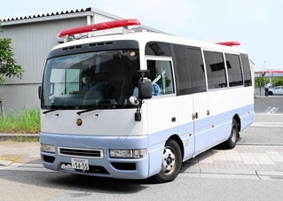 三木真輔容疑者を乗せて姫路署を出る護送車＝２１日午前９時５２分、姫路市市之郷、姫路署