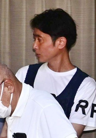 勾留先の網干署を出る田中康伸容疑者＝２１日午前９時８分、姫路市網干区新在家