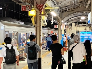 救急隊が駆けつけ、電車が止まるホーム＝ＪＲ神戸駅