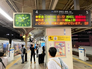 救急隊が駆けつけ、電車が止まるホーム＝ＪＲ神戸駅