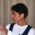 網干署を出る田中康伸容疑者＝２１日午前９時８分、姫路市網干区新在家
