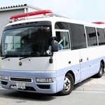 三木真輔容疑者を乗せて姫路署を出る護送車＝２１日午前９時５２分、姫路市市之郷、姫路署
